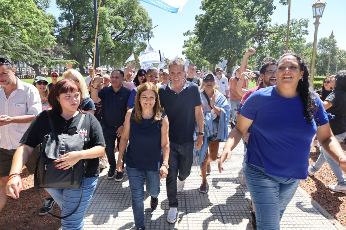gkatopodis's tweet photo. Hoy cientos de miles de argentinos, pymes, jubilados, estudiantes y comerciantes, que no son desestabilizadores, vinieron a la plaza a decirle al presidente Milei que la están pasando mal, que todas las medidas que fue aplicando este gobierno son para los millonarios de la Argentina.

No hay un país viable si es para pocos, la Argentina necesita una economía que crezca pero que ese crecimiento se distribuya.

No es borrón y cuenta nueva, no es que la Argentina arranca cuando ellos llegan. Acá hay una historia de lucha y de defensa de nuestros derechos. 

Con @Kicillofok y con los intendentes estamos convencidos de que el país resuelve sus problemas más rápido con los motores de la producción, la obra pública, el trabajo argentino y políticas públicas para el bienestar de nuestra gente.

#ParoNacional