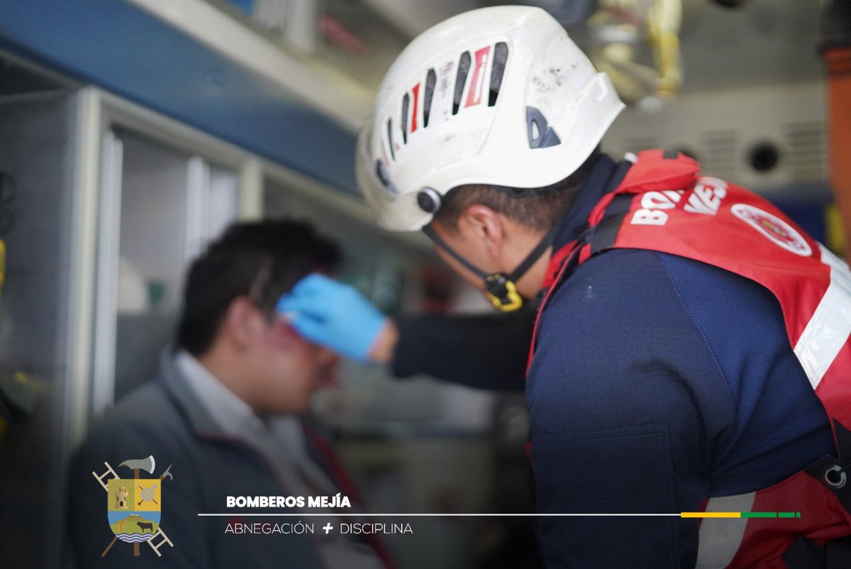 BomberosMejia1's tweet image. Nuestros paramédicos 🚑🔰 brindaron la atención prehospitalaria ⚕️ a una persona que habría sido impactado por un vehículo 🤕 en el puente de #Tambillo.
Nuestra pronta respuesta permitió estabilizar al paciente.
#WilsonRodríguezAlcalde
#Activados24_7
#BomberosMejía 🔰👨🚒🚒🚑