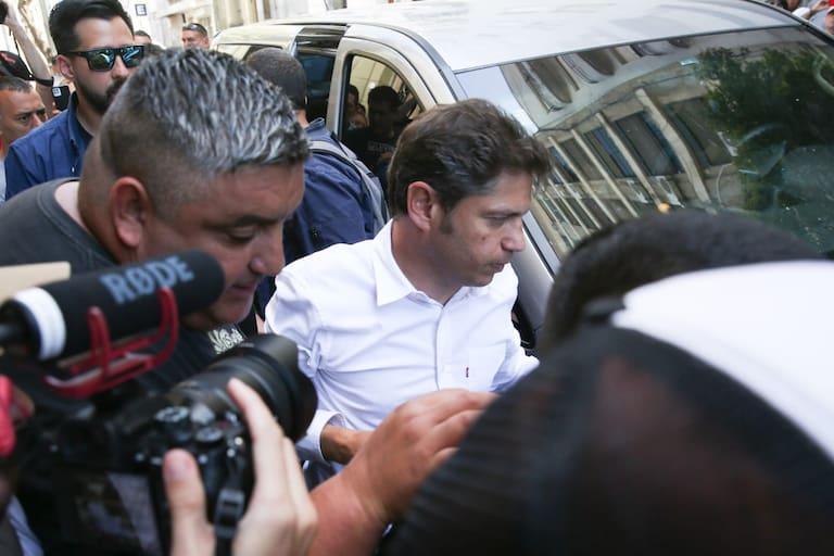 LANACION's tweet photo. Paro general de la CGT | Así llegó Kicillof al Congreso: marchó con el periodista Roberto Navarro, Andrés Larroque y Fernando Espinoza https://t.co/kXLpdBXaNq https://t.co/uoGYfcFpmM