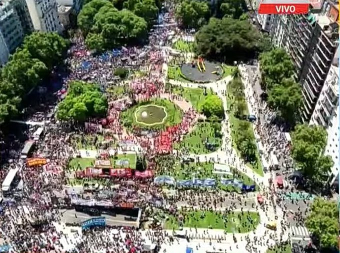 gabruzo's tweet photo. FOTO REAL 14: 30 Hs.

Fracaso total del paro de la CGT, ATE y camioneros. https://t.co/1O3w4HCbqw