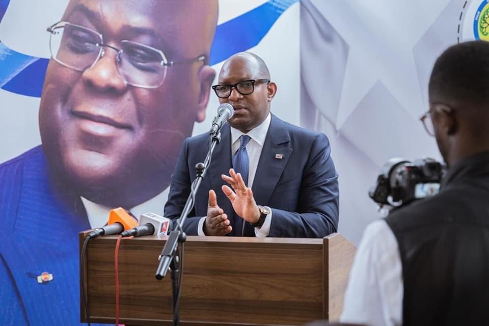 7sur7_cd's tweet photo. RDC : Après la sortie de la plateforme "Pour un Congo Retrouvé", PCR, (de Kamerhe, Paluku, Kanku, Bussa, Batumona), bientôt une nouvelle plateforme dénommée "Dynamique Agissons et Bâtissons" (DAB) dont le leader est le PM Sama. Fort de ses 72 députés nationaux et d’une centaine de députés provinciaux, DAB a notamment pour figures de proue : Guy Loando (AREP), Muhindo Zangi (AVRP), Fifi Masuka (A24, A25, AN), Mayobo (Palu), Dany Banza (ACO), Jean Claude Kabongo (ex-conseiller du PR05), Tibasima, Bialosuka et Modeste Mutinga