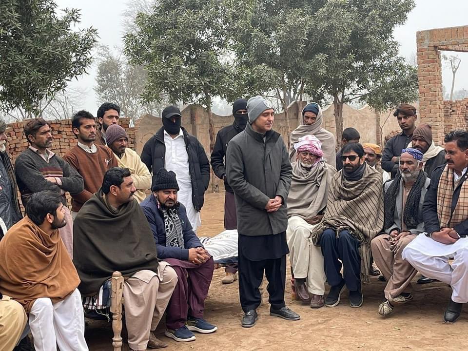 mujtabashah44's tweet photo. سید علی قاسم گیلانی کی پیپلزپارٹی کے امیدوار ایم پی اے PP222 رانا طاہر شبیر کے ہمراہ  حلقہ #NA152موضع وائے بکھر  آمد 
امام بارگاہ نذیر حسین والا میں منعقد کردہ کارنر میٹنگ میں شرکت کی، شرکاء سے خطاب کرتے ہوئے الیکشن کیمپئن کیلئے متحرک کیا 
#MultanMainTeerChalega https://t.co/7vOvWvsI54