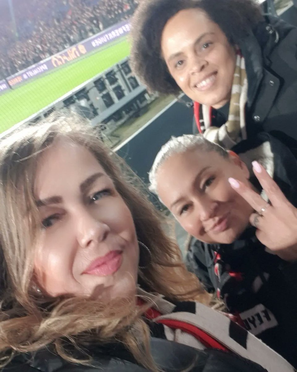 marialena1st's tweet photo. We zijn er weer #wijzijneraltijd #deKuip #MATCHDAY #knvbbeker #knvbbeker #FEYpsv #W4 #vataslocas #handinhandkameraden #nietsissterkerdandatenewoord #FEYENOORD https://t.co/yMsjEf1psn