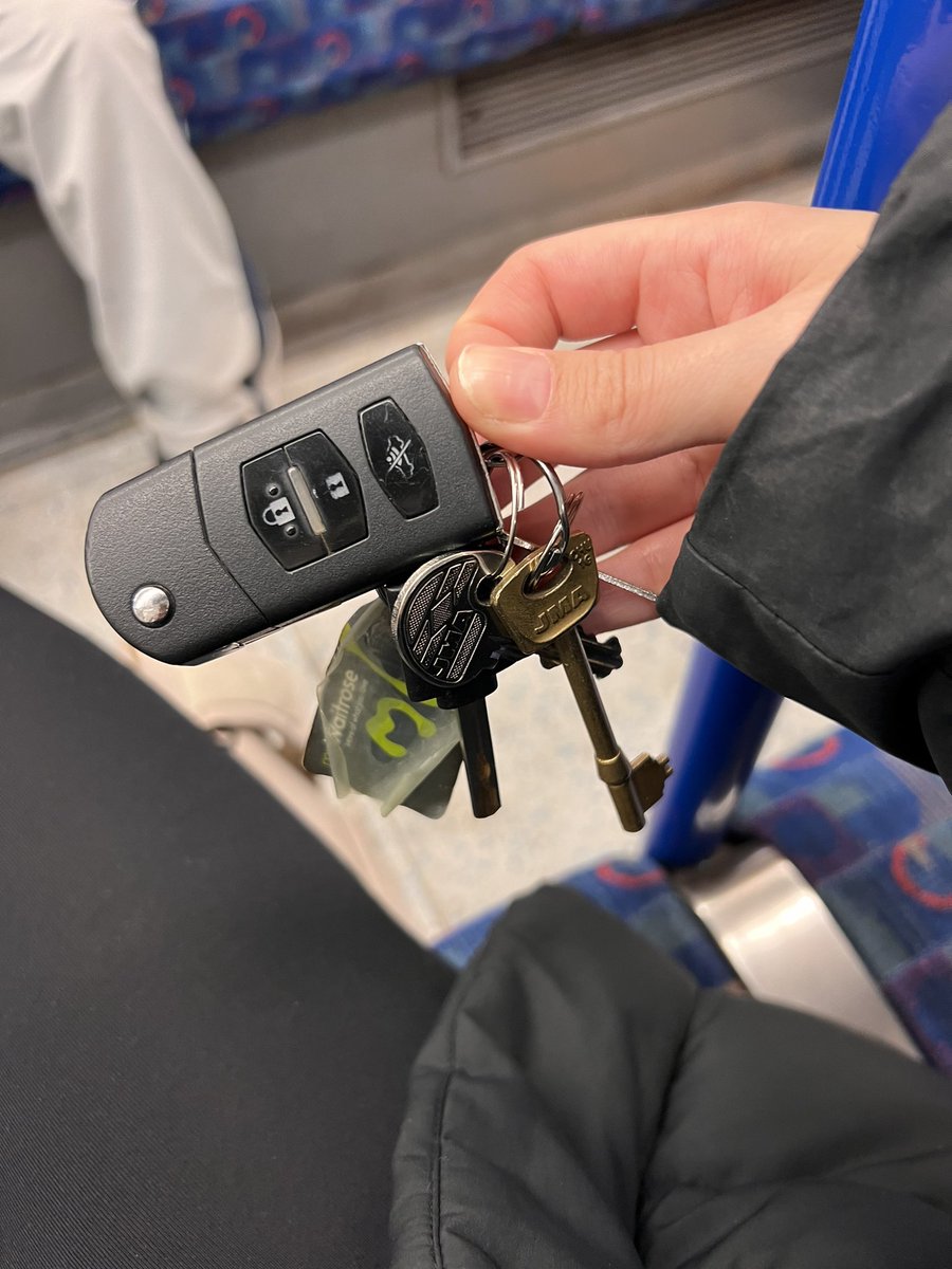 Found on tube if anyone happens to tweet saying they’ve lost it? #mazda .#Waitrose #northernline #lostkeys <a href="/TfL/">TfL</a>