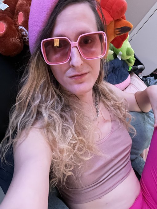 I&rsquo;m loving these new pink leggings I got https://t.co/euyyIADFRI