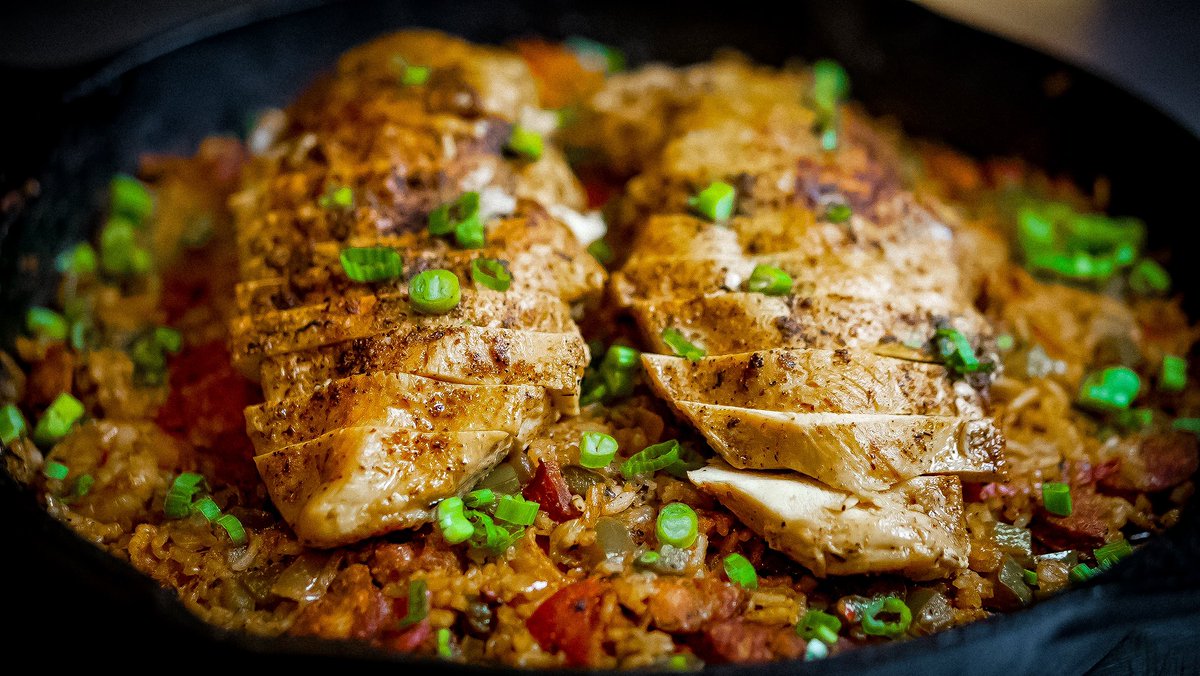 Jambalaya is next level w/ a kiss of smoke 💨 👌🏽 #cajun #jambalaya #tftibbq