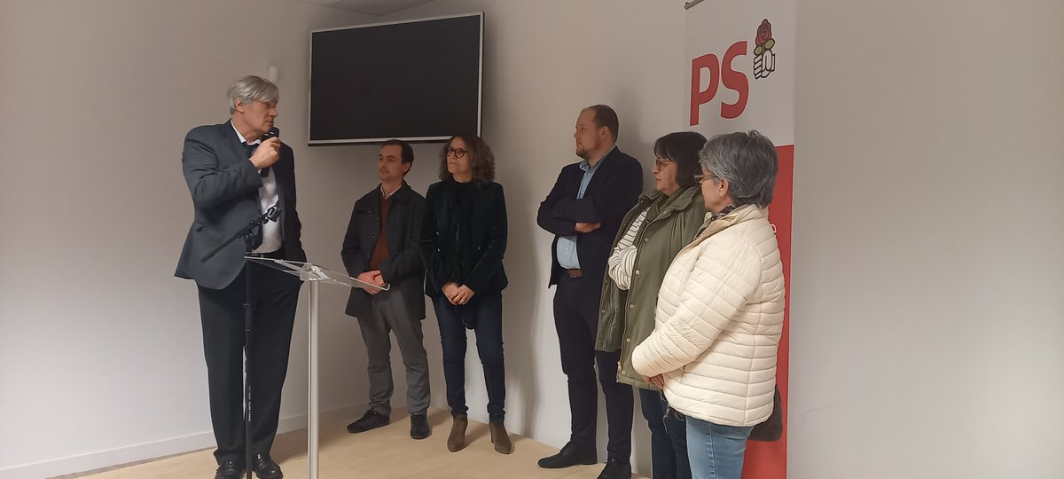 PSSarthe's tweet photo. Vœux de la Fédération avec @SLeFoll. Une situation très difficile pour le pays, des services publics dégradés, un RN qui progresse, un PS trop souvent absent... mais des socialistes sarthois rassemblés qui agissent ! https://t.co/Pjl5ba7zUj