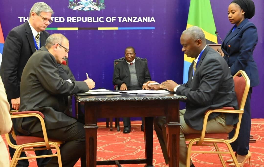 Hoy se firmo Memorandum entre Centro Estatal de Control de Medicamentos y Dispositivos Médicos de #CubaMinsap y la Autoridad Reguladora de la República de Tanzania, fortaleciendo la  cooperación entre ambas naciones.
<a href="/DiazCanelB/">Miguel Díaz-Canel Bermúdez</a> 
<a href="/japortalmiranda/">José Angel Portal Miranda</a>