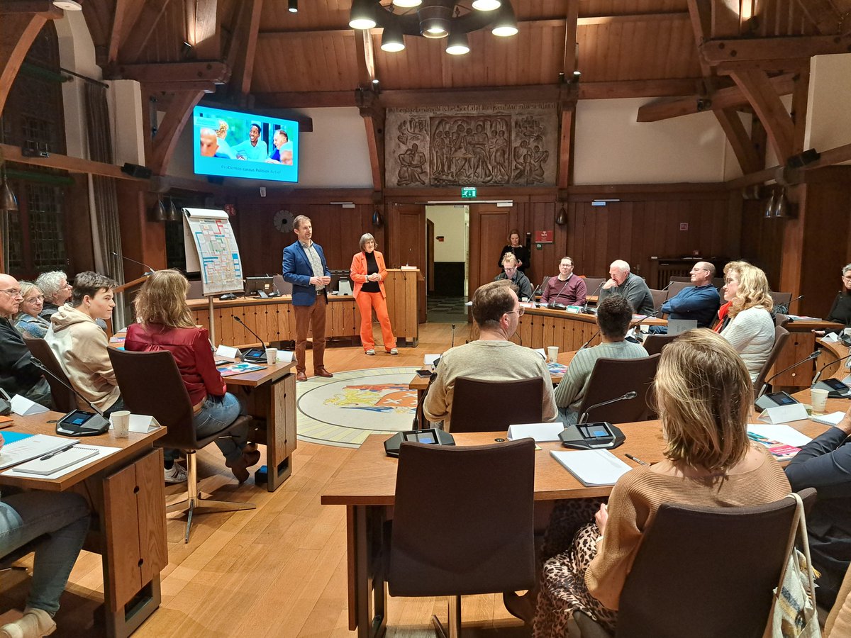 Een nieuwe cursus Politiek Actief gaat van start! Griffier Paul Piket heet de cursisten welkom bij de gemeenteraad Breda. 
#politiekactief #prodemos