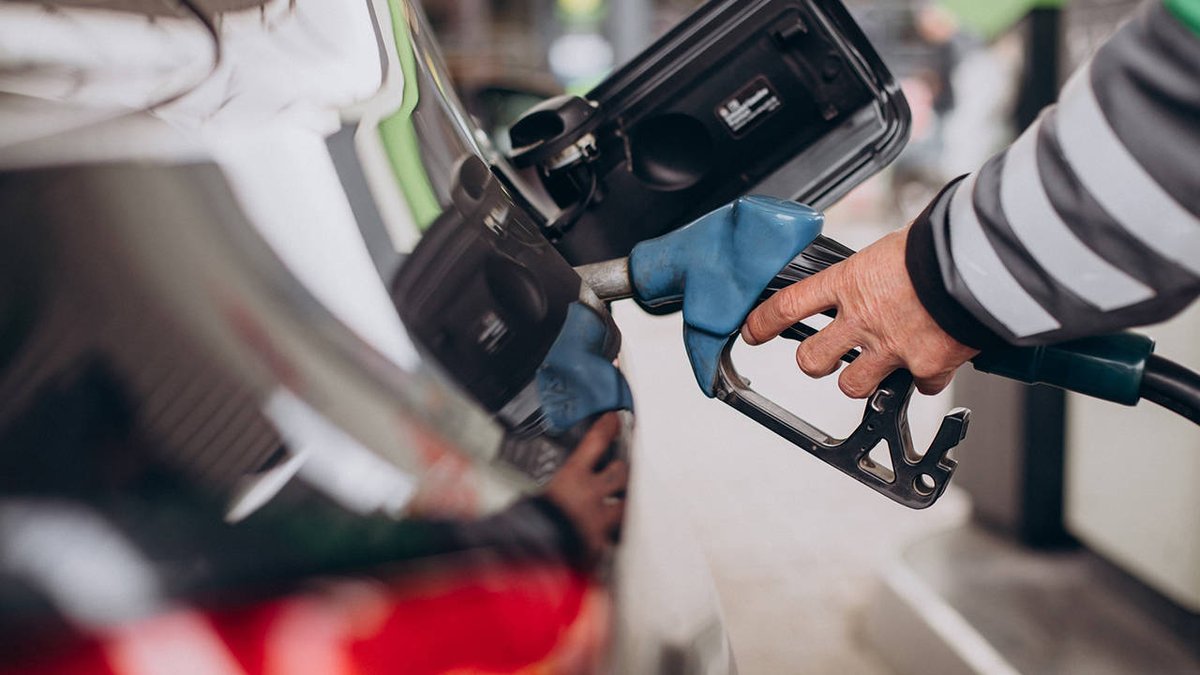 ilkzirvetv's tweet image. Benzin fiyatlarına bu gece yarısından itibaren geçerli olmak üzere 1 lira 46 kuruş zam geldi. #benzin #fiyat #lira #kuruş #zam