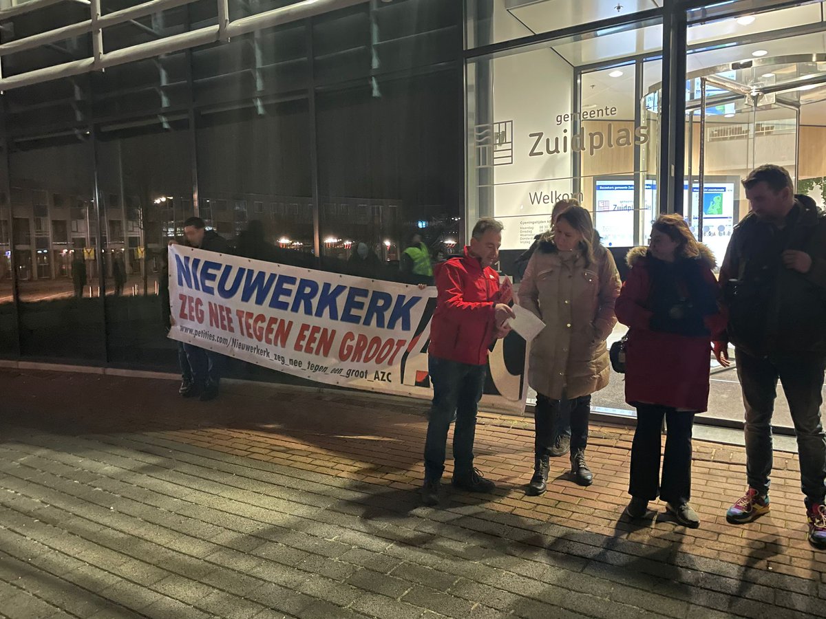 JBNNieuws's tweet image. De protestmars voorafgaand aan het politieke debat welke woensdagavond 24 januari plaatsvond in het gemeentehuis van Zuidplas trok enkele honderden deelnemers.
#zuidplas #nieuwerkerk