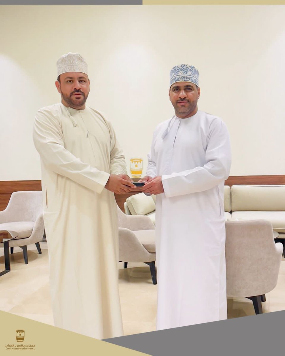 فريق عبري للتصوير الضوئي يُقدم هدية تذكارية للشيخ سلطان بن مسلم اليعقوبي مدير فندق Royal Vista Hotel  بولاية #عبري على دعمه الدائم للفريق متمنين لهم مزيداً من الرقي والتقدم بما يقدموه من خدمات راقية ومميزة بهذا الصرح المميز بالولاية .