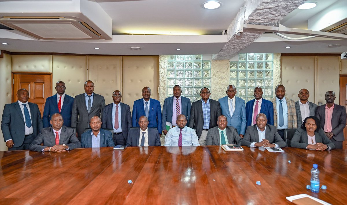 paran_tv's tweet photo. Governor Lenku of Kajiado had a productive meeting with Cabinet Secretary for Roads, Transport, and Public Works Hon. Kipchumba Murkomen, discussing the condition of roads the entire Kajiado County. 
#Trending
#GraceEkirapa https://t.co/stUFJ3ncPA