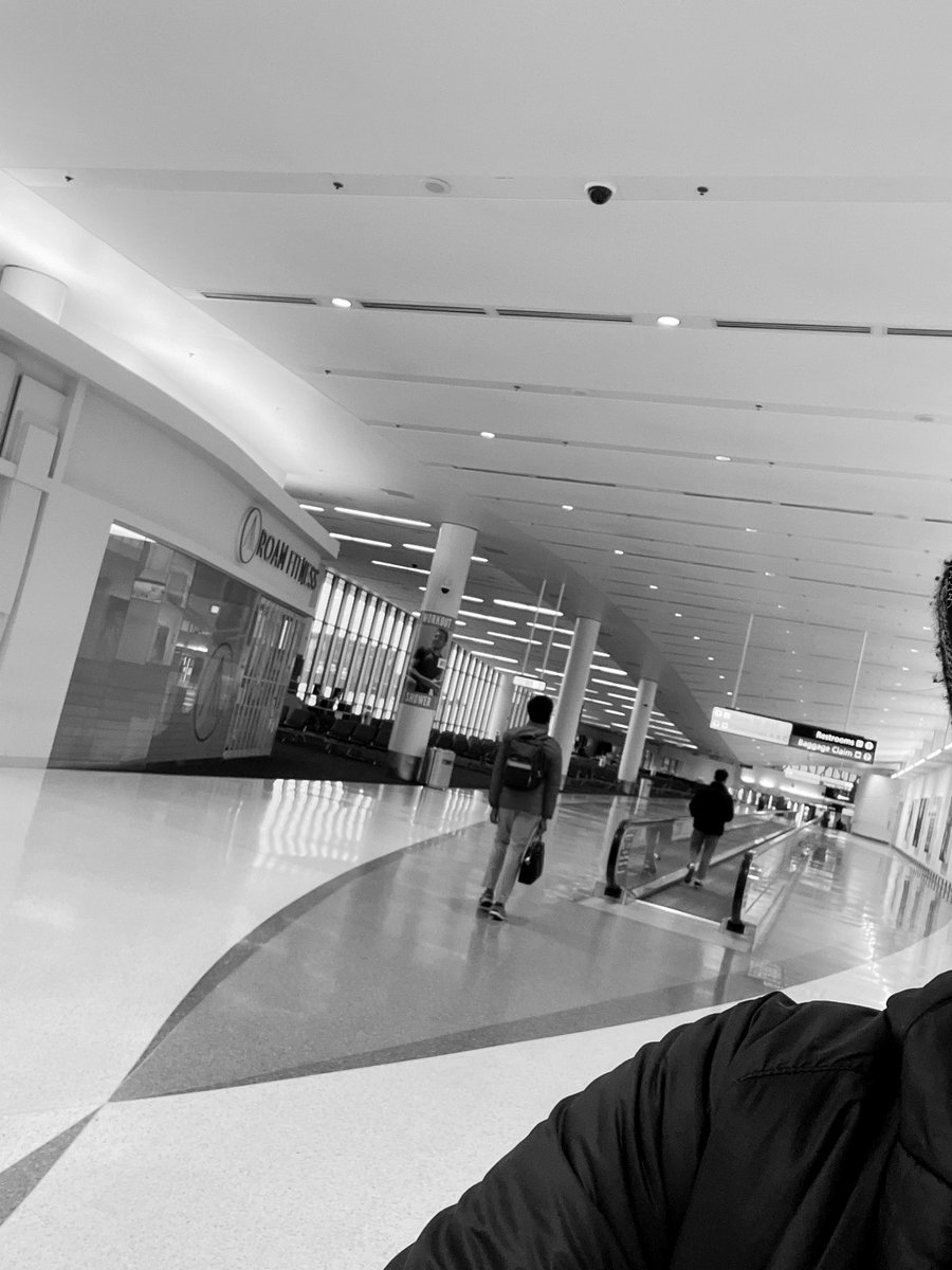 _fysteam's tweet photo. Empty airport- Full plane. ✈️ San Diego here I come- it's Embark time! Rocking my MOM hat for all the #stemmoms out there. Empower our kids to dream big! #Einsteinfellows23 https://t.co/WLuICLbGv1