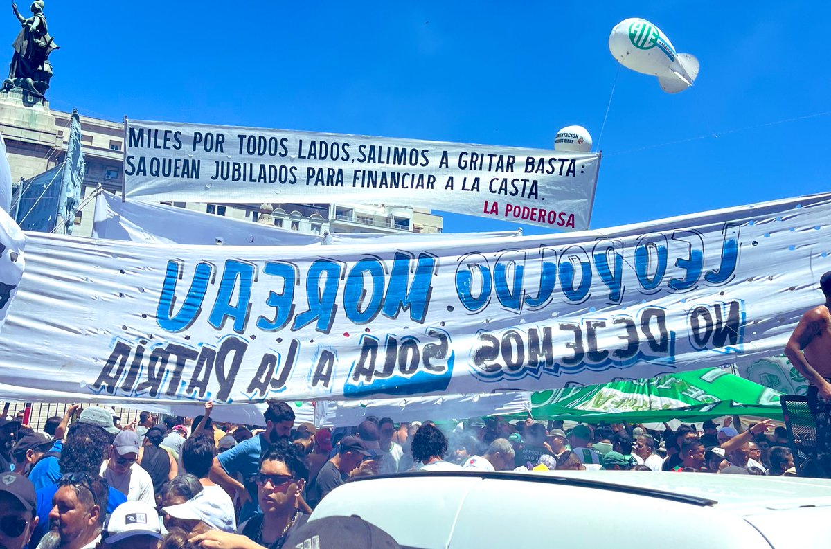 Miles por todos lados
Salimos a gritar basta
Saquean jubilados 
Para financiar a la casta 

<a href="/gargantapodero/">La Garganta Poderosa</a> 🇦🇷

#ParoNacional