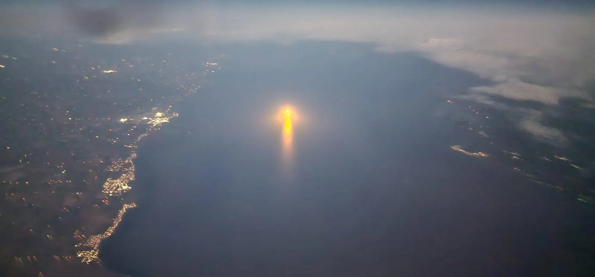 EarthquakeChil1's tweet photo. Un piloto toma fotografías en los cielos de #Canada ante una forma extraña que no es de este mundo, explicó. https://t.co/F46C8Xz6w0