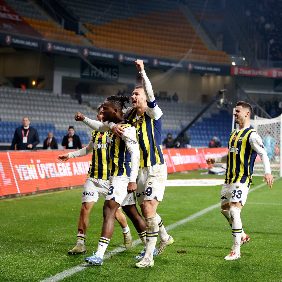 #30 şut
#3.15 gol beklentisi oranı
#70 rakip ceza sahasında topla buluşma.
#Mükemmel ama şanssız takım. Berbat bir hoca. 
>> Bunca rakamsal verilere rağmen penaltı ile kazanmak biraz üzdü..