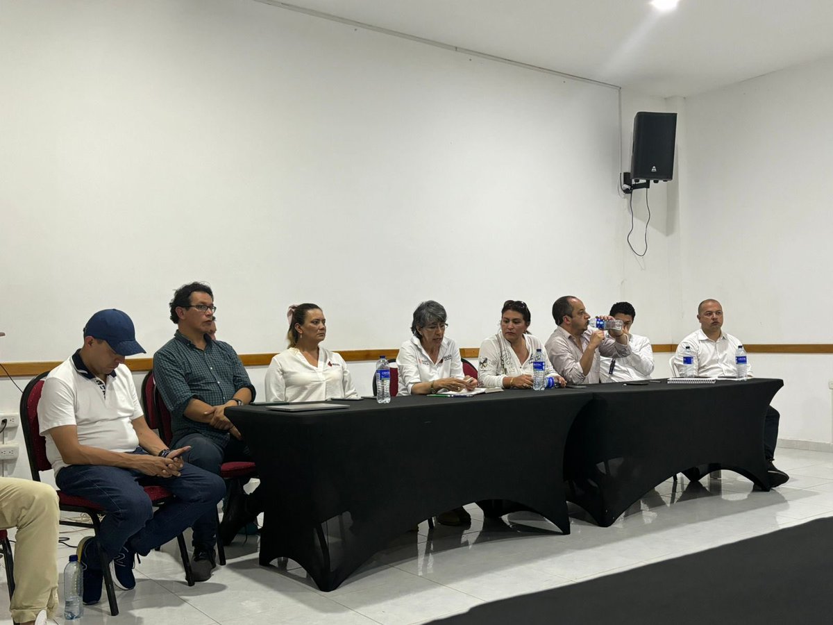 albertobemo's tweet photo. Desde el Puesto de Mando Unificado de Abastecimiento, en el Distrito de Tumaco, y en compañía de los viceministros de transporte @eduenriquezc y @Maria_Constanz_, la @DirectoraInvias, funcionarios del @MinEnergiaCo; de la @gobnarino y de la @GobCauca, autoridades locales de varios municipios de la región y representantes de agremiaciones del transporte, revisando modernización del Puerto de Tumaco, alternativas de aprovisionamiento de combustibles, inversión en vías terciarias y soluciones frente al riesgo que se presenta en el sector Portachuelos de la vía Rosas Cauca, el cual imposibilita la conectividad vial regional.

#GobiernoConElPacífico es inversión y concurrencia institucional para #AlimentarLaVida