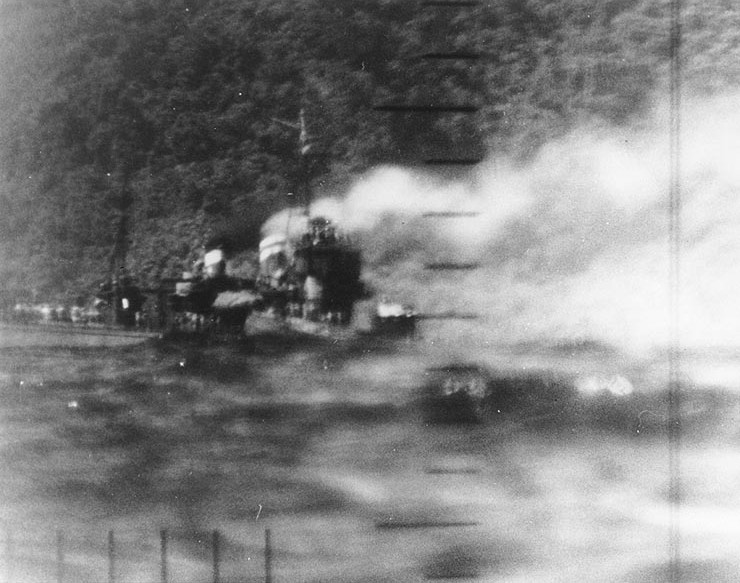 Harusame heavily damaged as viewed from periscope of USS Wahoo, off Wewak, New Guinea, 24 Jan 1943 

#warships #submarines #navy #wwii