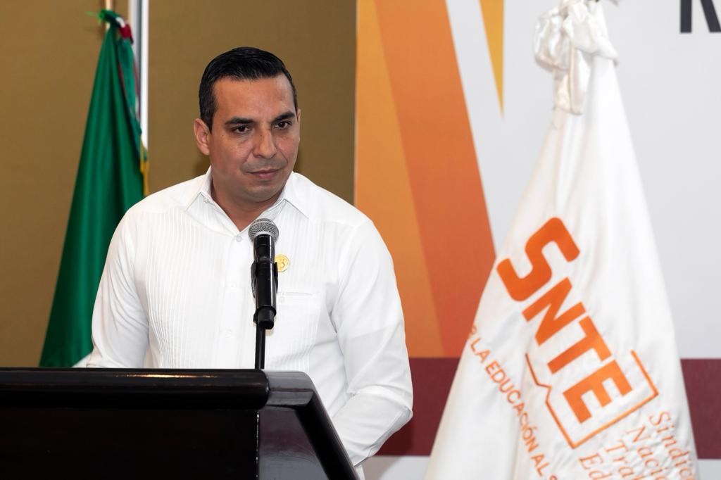 #80AniversarioSNTE
#VamosPorElDespegueSalarial

En un encuentro con <a href="/SNTE33_Yucatan/">SNTE Sección 33 Yucatán</a>✅ y <a href="/snteseccion57/">snte57</a>✅ en #Mérida #Yucatán el Srio. Gral. del #SNTE 📚 Mtro. Alfonso Cepeda, pidió a los agremiados cerrar filas y privilegiar la defensa de la educación pública y del Sindicato