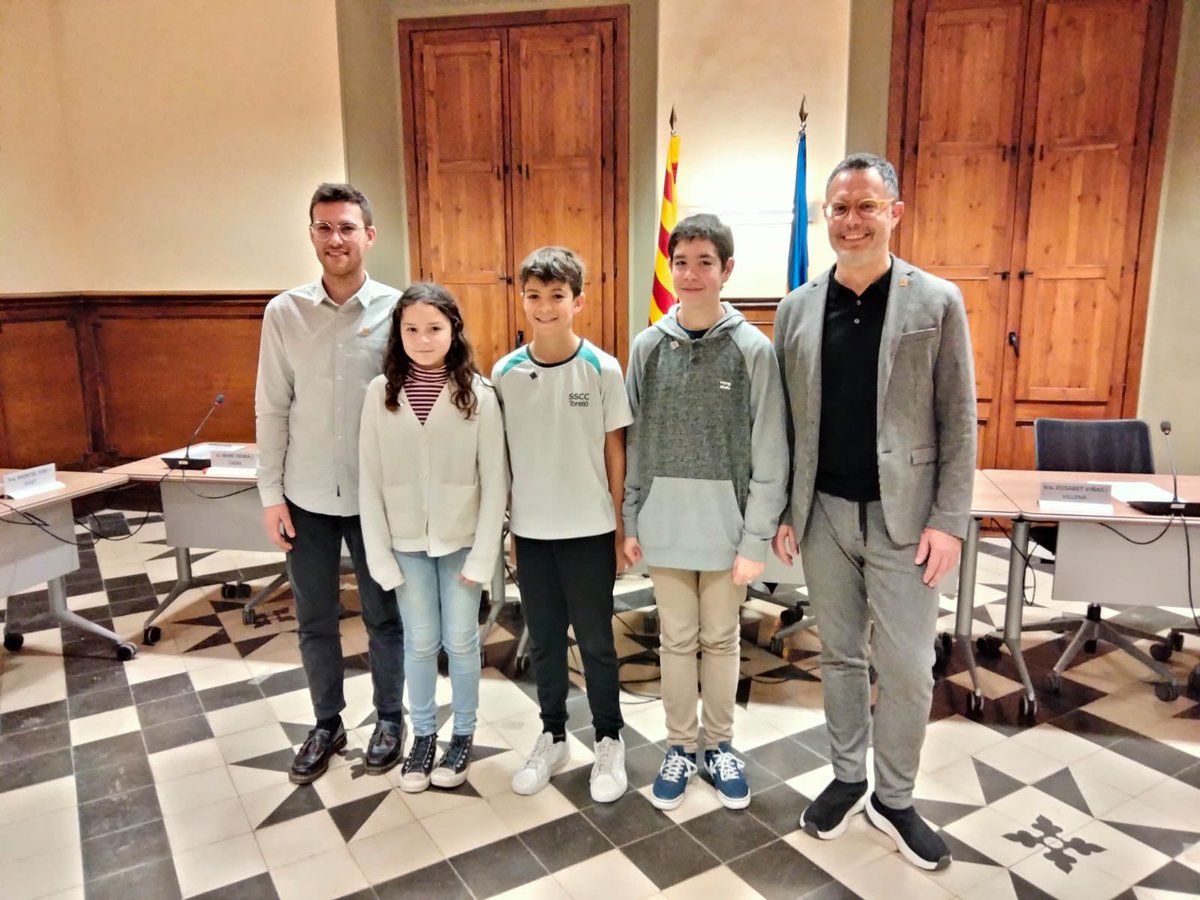 Avui ha quedat constituït el Consistori infantil d’aquest curs ✍🏻

La nostra escola estarà molt ben representada per la Clara, en Biel i en Roger ☺️

Ara tocarà treballar de valent per Torelló! 💪🏻<a href="/AjTorello/">Ajuntament de Torelló</a>