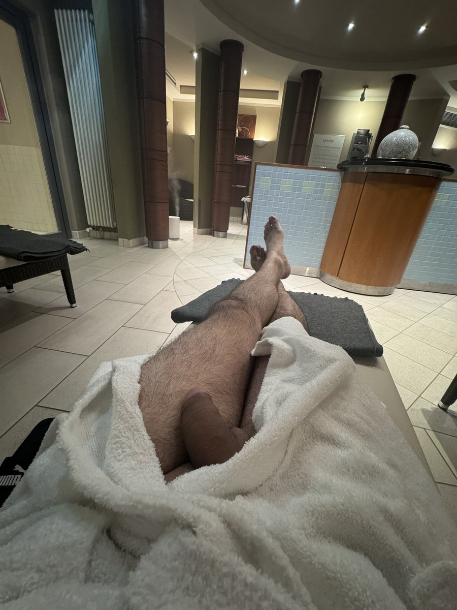 In der Hotelsauna … leider ganz alleine
#bulge18cm #gayrostock #hotelsex #wixxen