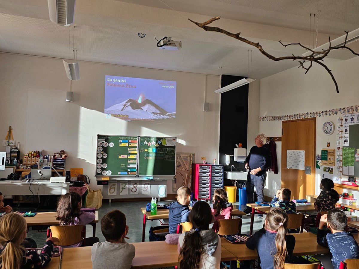 Abbiamo accolto in Consolato @etnaboris vulcanologo tedesco che si è trasferito in Italia per studiare e lavorare presso @INGV_press di Catania. Ha condotto con grande entusiasmo gli alunni della scuola primaria di Kollnau e Murg alla scoperta di geologia e vulcanologia.