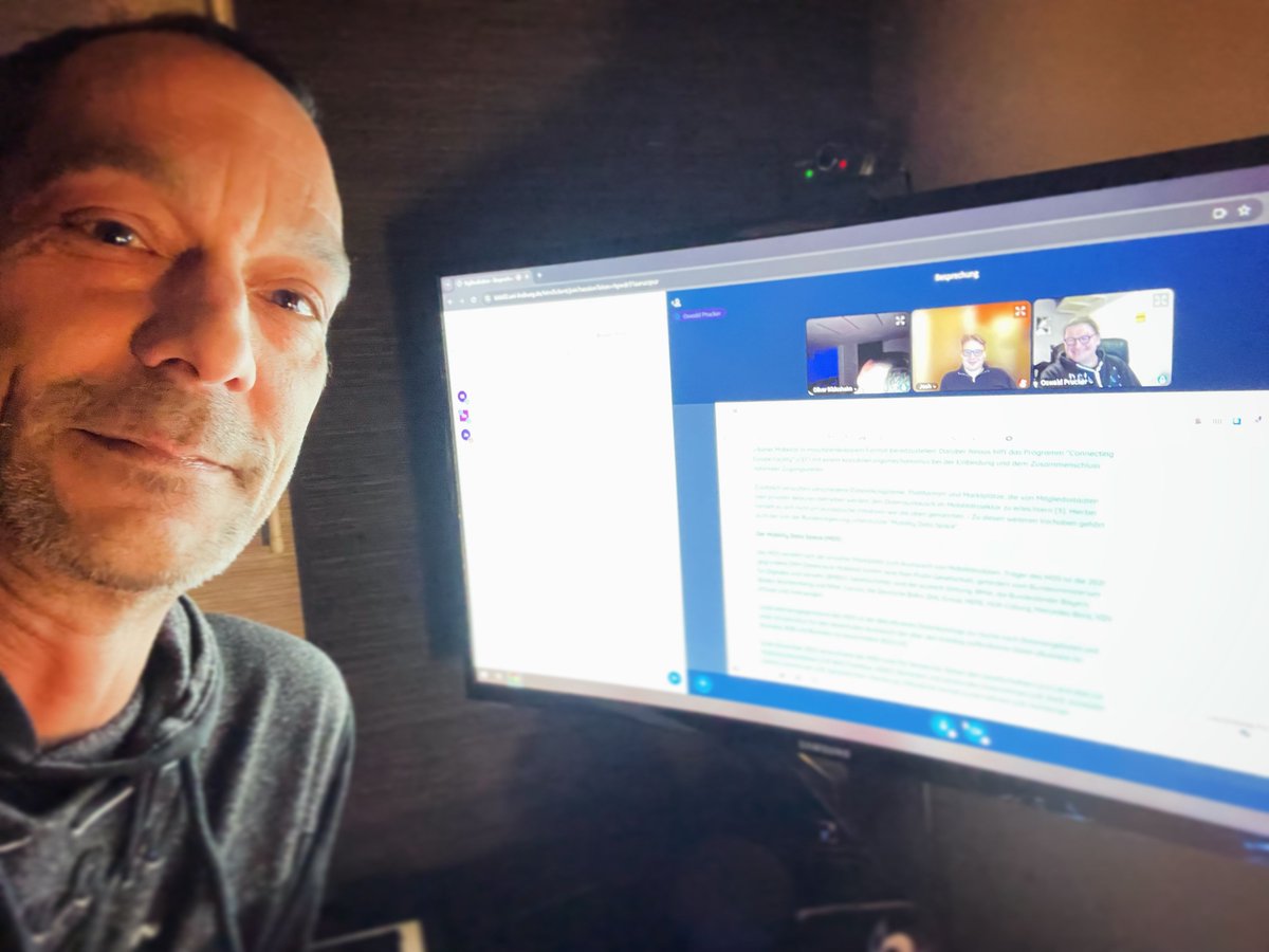 bildesheim's tweet photo. Abendprogramm: Redaktionssitzung zur nächsten Publikation unserer @d64ev AG #OpenSource 🤓 #ogov #odata #MDS https://t.co/xwHnXxlJm6