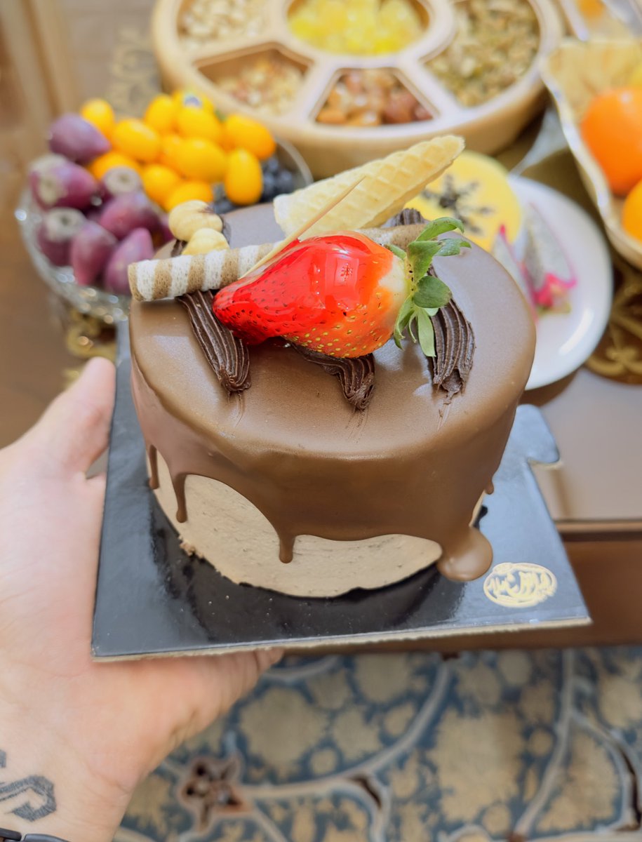 لانگ دیستنس ینی ناراحت از باشگاه بیای خونه… یهو برای روز مرد برات کیک بیاد در خونه…🙂
لانگ دیستنس ینی کلی اتفاقی که فکرشو نمیکنی میوفته و ذوق میکنی… :)
لانگ دیستنس ینی خیلی دلم برات تنگ شده و این باعث میشه بیشتر یادم بیاد چقد دوستت دارم 🫠🥹