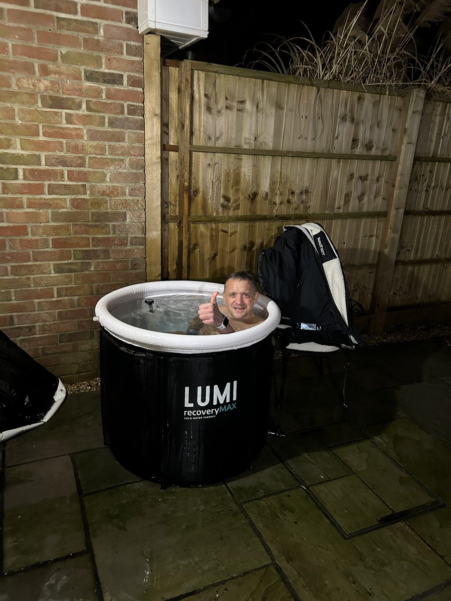 sivier_scott's tweet photo. After a manic day at work π€― I can highly recommend an #icebath π great #headspace π #relaxing #coldwatertherapy π§ π¦ feel relaxed refreshed and ready to go again π now warming up β¨οΈ #dryingrobe very quickly in my #Sundfoerr #adventurerobe π§‘ #strengthtotalk π€π»π€π»β€οΈ https://t.co/YJlsHu7XE5