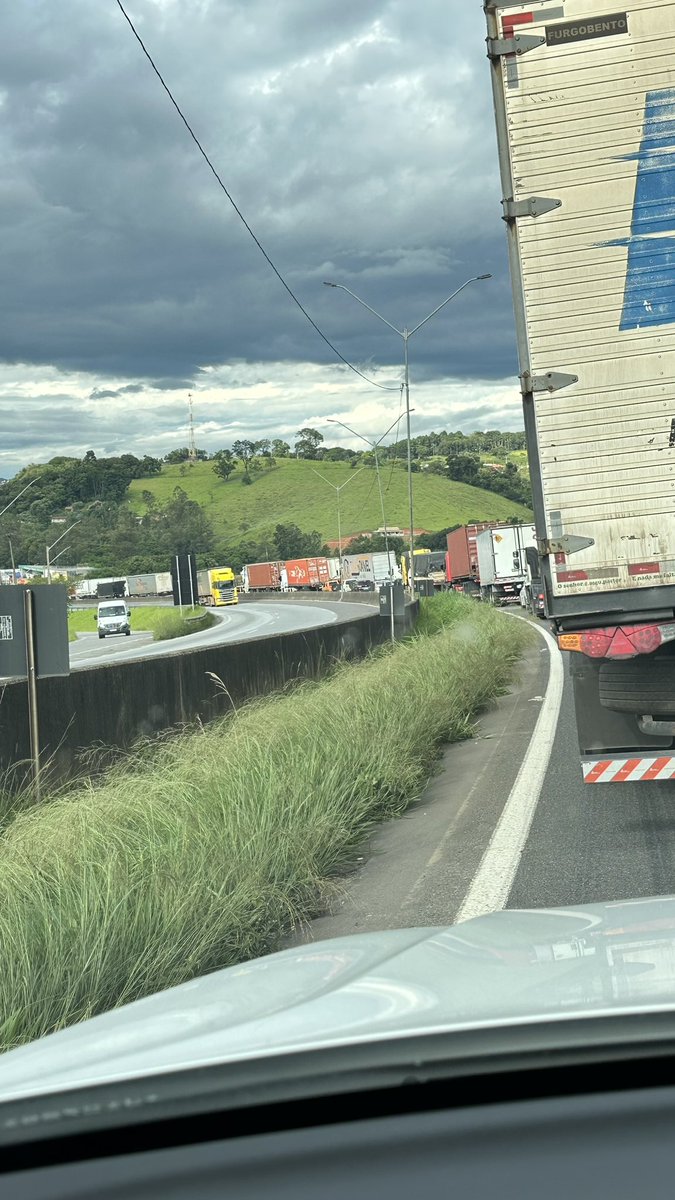 cleberabrahao's tweet photo. @Arteris_AFD Não tá normal não, sentido MG https://t.co/BguiQ0j7x9