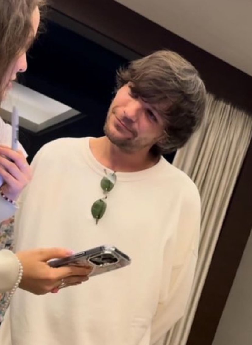 countlesscarori's tweet photo. las chicas no queremos un novio, queremos que louis tomlinson nos mire de esta forma https://t.co/jxnJ34ewtr