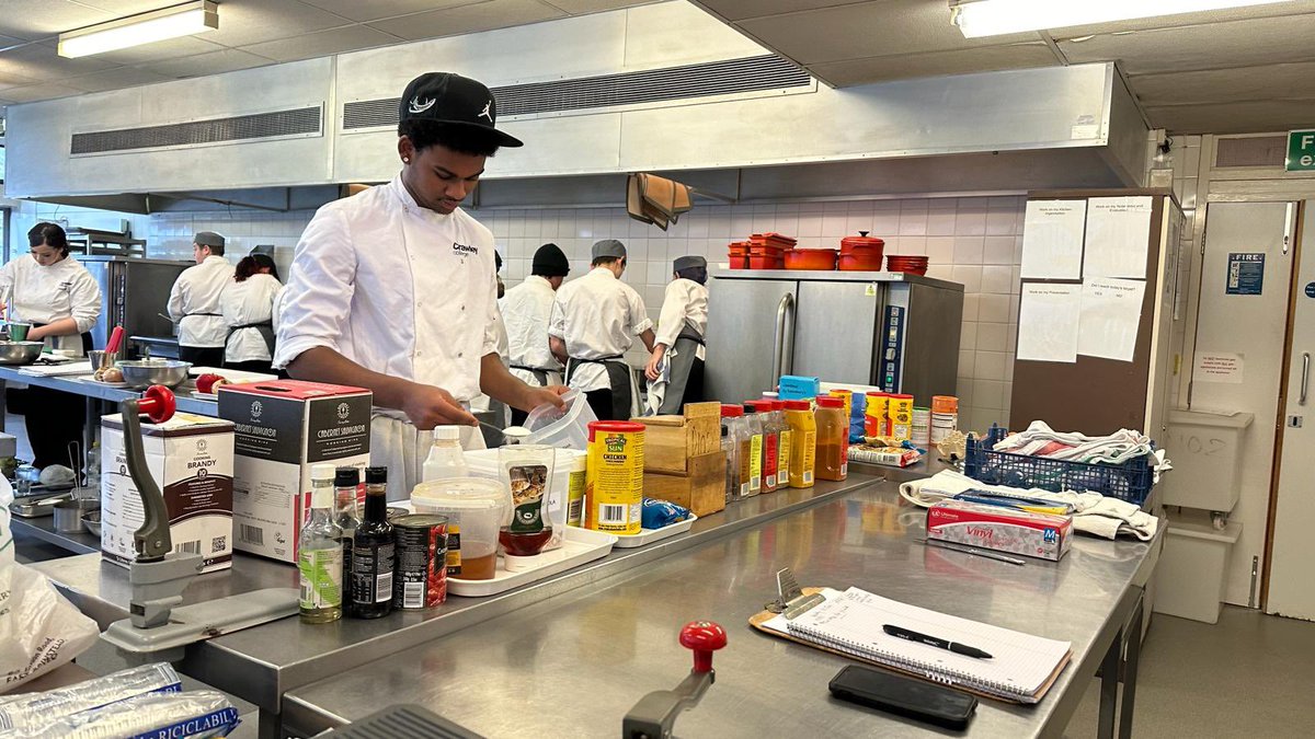 JennyJthomas's tweet photo. L2 students in full swing with chef Jay. Excellent work chefs! https://t.co/ritZESBFtR