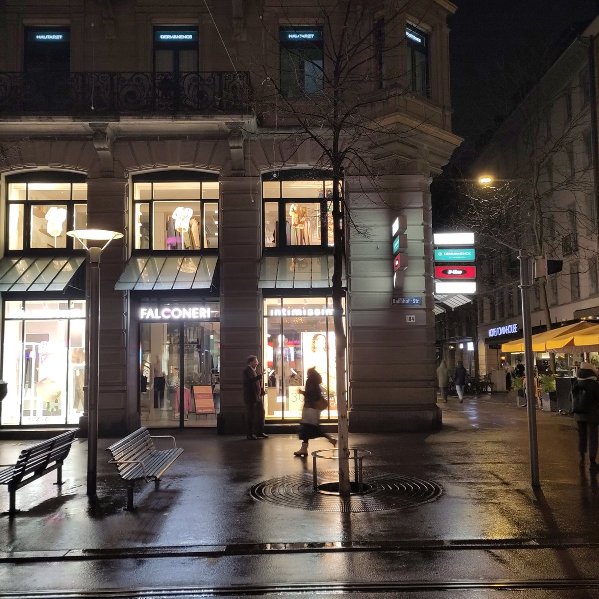 schreibgarten's tweet image. Ist es Zufall oder Absicht, dass der Prediger in der Zürcher Bahnhofstrasse direkt vor dem Unterwäscheladen steht? #Zureich #Unfrage @intimissimi ⛑️🤹🏼‍♂️🤷🏼‍♂️📢