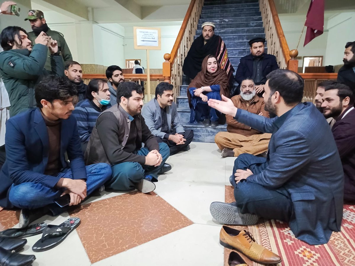 Cardio_Hafeez's tweet image. ینگ ڈاکٹرز کا دھرنا رات کے اس پہر بھی جاری ،ینگ ڈاکٹرز کا جذبہ اور جنون مضبوط ہے .محترمہ ثمر بلور کا بہت شکریہ جو اپنی مصروفیات سے ٹائم نکال کر ہمارے پاس تشریف لائی اور ہمیشہ سے ہمارے ڈاکٹروں کا ساتھ دیا ہے۔
#InductionforAll