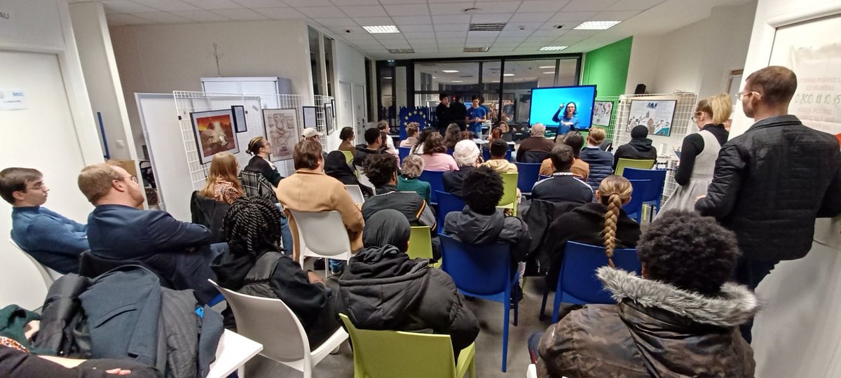 MEuropeen51's tweet photo. Un grand merci à la Mission Locale Reims pour l'accueil de cette première soirée de l'année . Une très utile intervention des Jeunes Européens Reims auprès des jeunes , avant le partage de la traditionnelle galette ! https://t.co/z50QaZy8cQ