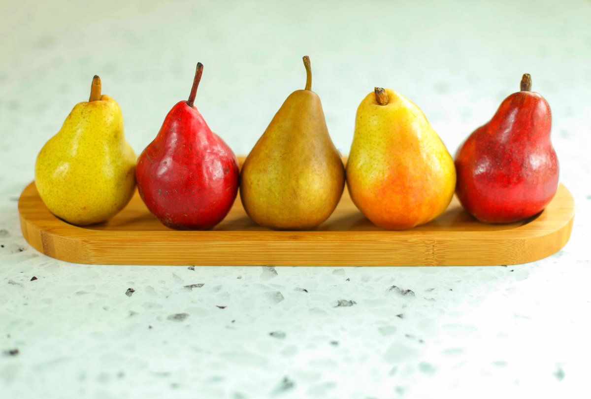 Can you identify all of the different California pear varieties?🤔

Here there are Bartletts, Boscs and Reds. Let us know below what order you think they're in.

Learn about California's pear varieties by clicking here: calpear.com/our-fruit/