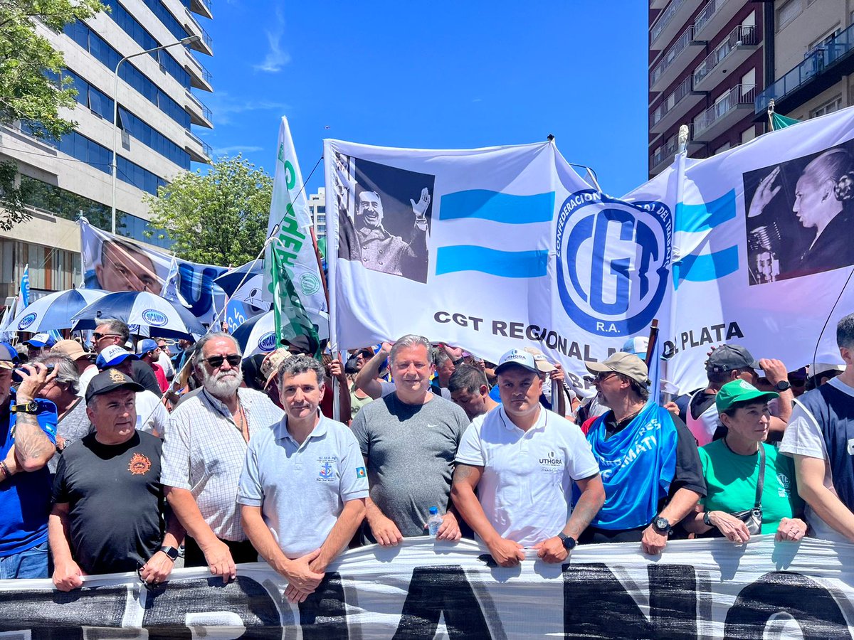 uthgramdq's tweet photo. UTHGRA MAR DEL PLATA PRESENTE EN EL PRIMER PARO GENERAL CONTRA LAS MEDIDAS DEL GOBIERNO NACIONAL 🇦🇷✊🏽

✊🏽En una movilización histórica y multitudinaria UTHGRA Mar del Plata dijo presente en el primer paro general de las centrales obreras contra el gobierno de Javier Milei (sigue) https://t.co/MCOxVFLkee