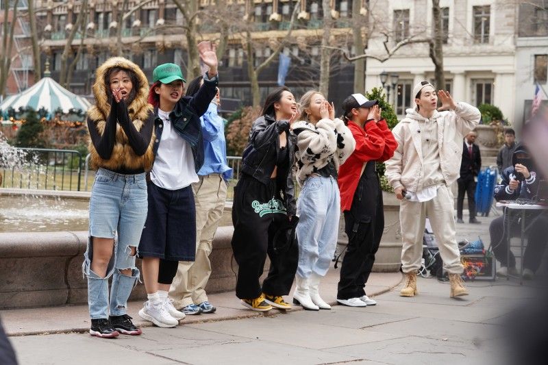 thatyve's tweet photo. Henry's photos from Loveran's naver blog during Fly to the Dance #FTTD #FlytotheDance #throwback
20220328 Day 1 of the US trip "First busking at Bryant Park in NYC" https://t.co/eME0tx9UiR