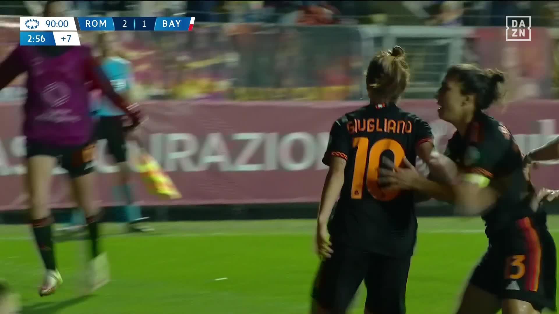 ROMA GO AHEAD!! 😮Manuela Giugliano scores right at the death ☄️Watch LIVE 📺  highlights on YouTube 👉  #NewDealforWomensFootball