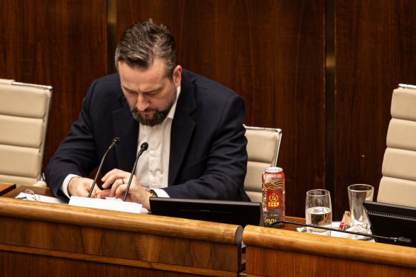 YuriiKazakov's tweet photo. ¿Recordáis al diputado eslovaco -actualmente vicepresidente del Parlamento eslovaco- Ľuboš Blaha? Pues vuelve a ser el centro la polémica. Ahora se ha presentado en una sesión del parlamento con una lata de cerveza con el escudo de la URSS y la cinta de San Jorge. Y a algunos https://t.co/b4LatdEYXK