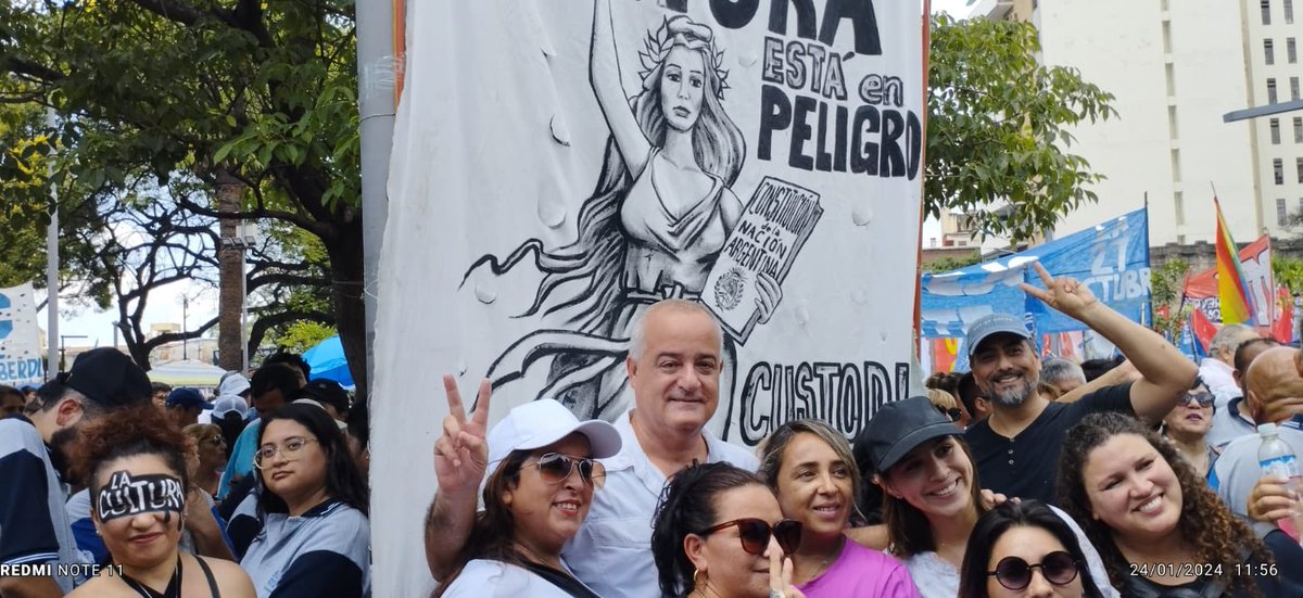 Hoy participamos con nuestra agrupación 27 de Octubre de la contundente movilización a plaza Independencia junto a decenas de agrupaciones políticas, sindicales, sociales y culturales tucumanas que apoyamos el paro general y que nos manifestamos por el rechazo al #DNU y a la