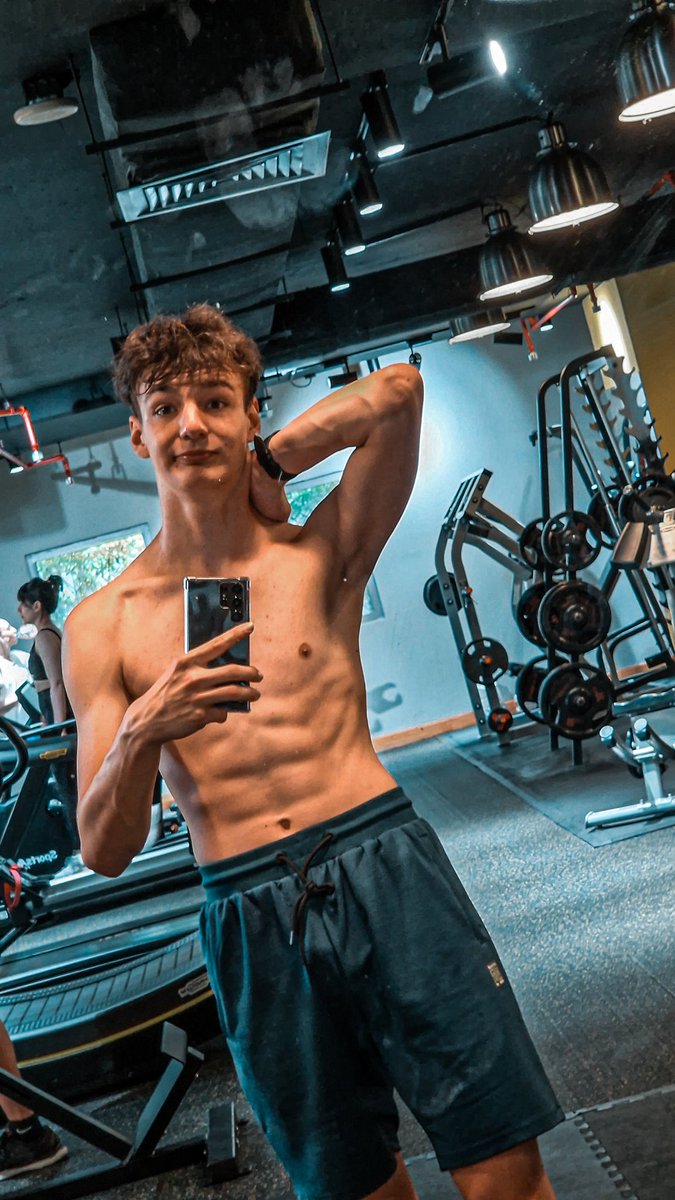 davidrygl256's tweet photo. @CrtmLukas @kamikazeow and having abs does not give u enough credit to make fun of others online pic xd https://t.co/u4Yhg2QrbG
