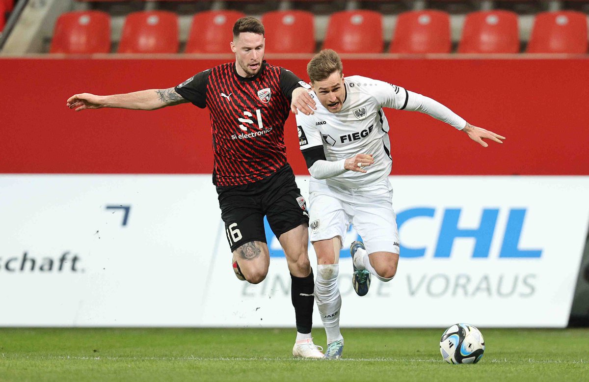 Preussen06's tweet photo. Schlusspfiff in Ingolstadt. Die Preußen erkämpfen sich einen ganz wichtigen Zähler bei extrem heimstarken Schanzern ⚫️⚪️💚 #scp06
___
#FCISCP https://t.co/xlI5e5wZmY