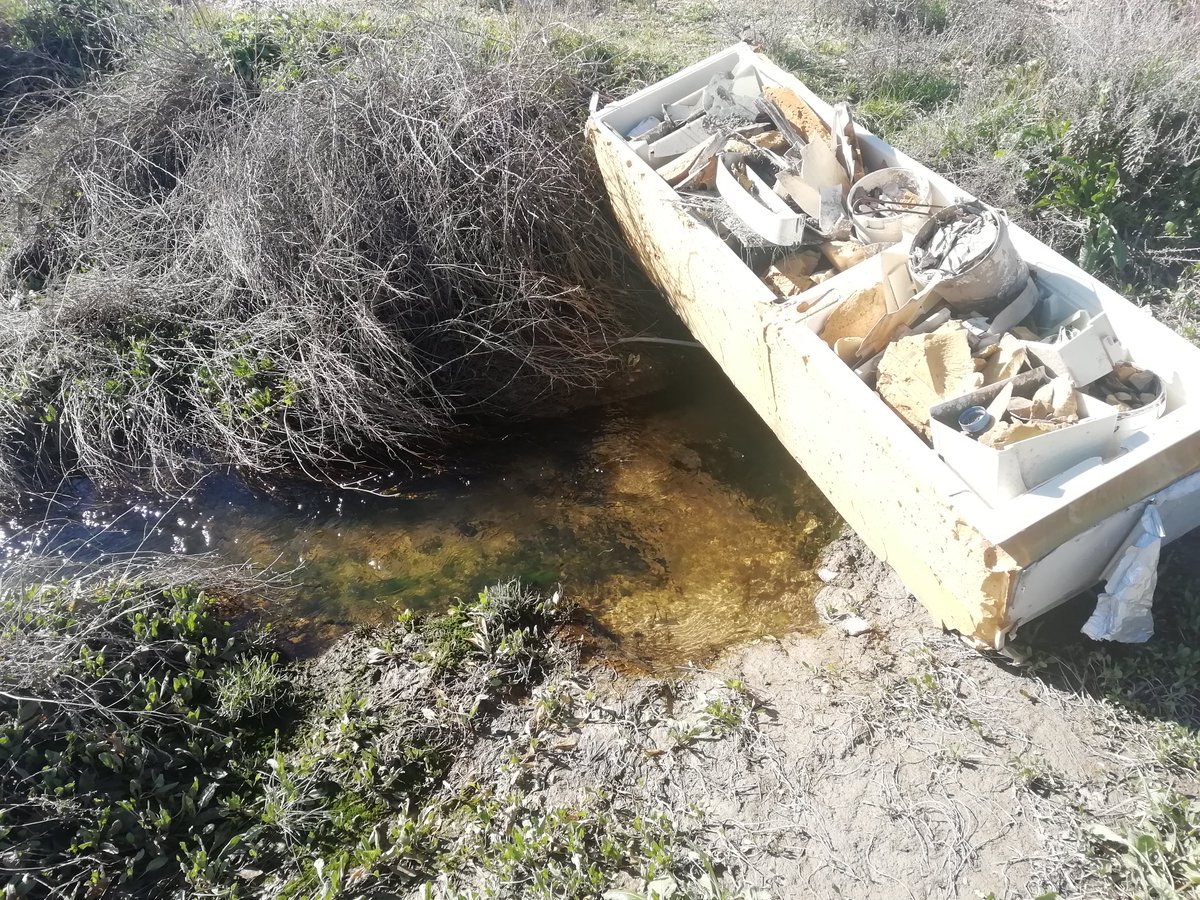 SleepyJohnSPA's tweet photo. Algún hijo de p*ta ha vuelto a colocar uno de los frigoríficos en el cauce del arroyo, en el mismo punto que yo dejé limpio el día 6.

Frigoríficos cuyo peso es considerable, puesto que están atestados de materiales que he ido recogiendo, y supone esfuerzo moverlos.

Lo he... ⬇️ https://t.co/1HCk8sDghV
