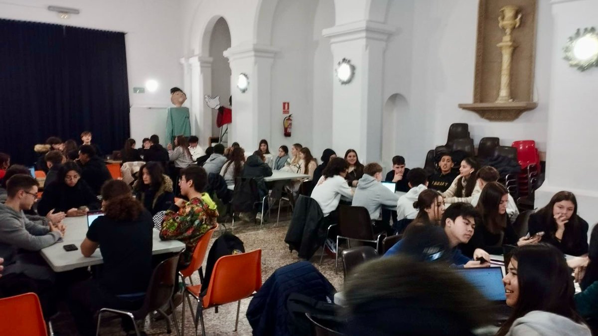 MDPBailen's tweet photo. L'alumnat del @lopezvicubcn ens acompanyaran una vegada al mes a l'assignatura de Projecte de Recerca de 4t d'ESO per guiar-nos en la preparació de l'exposició oral del treball. 

#mdpbailen
#educaciósecundària
#TR https://t.co/0hg57Gk5vo