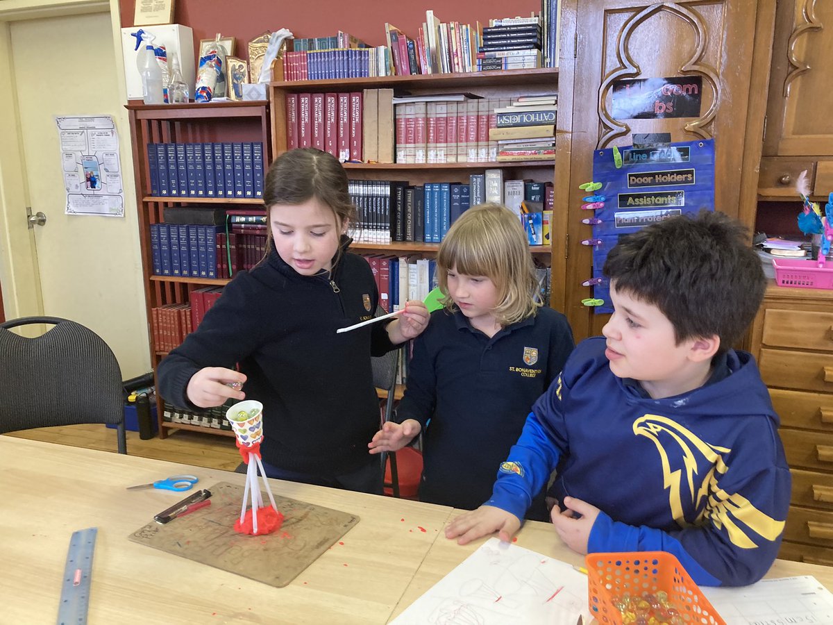 We’re learning about structures and measurement in science and math this week in grade 3! Here we are testing out a few of our designs 👷‍♂️📏 <a href="/StBonaventures/">St. Bon's 🇨🇦</a> #WhatDidYouLearnToday