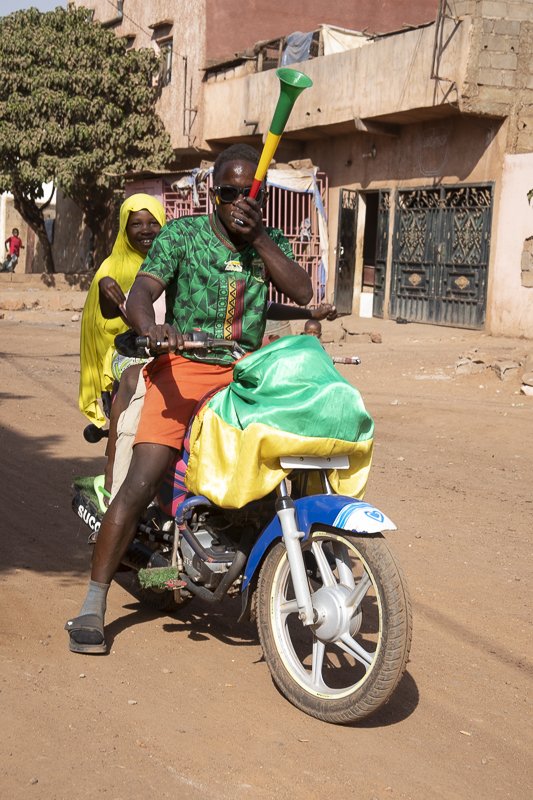 Hamdia_picture's tweet photo. “Coupe D'Afrique des Nations de football 2023”
Les taxi motos, les vendeurs ambillants sur motos et sur bicyclette sont des supporteus engagée💪.
#documentaryphotography #can2023🇨🇮🏆⚽️ #fotball #coupafrique2024 #nations #afpphoto #anadoluimages #reportagephotography. https://t.co/t9GKTWPiMQ