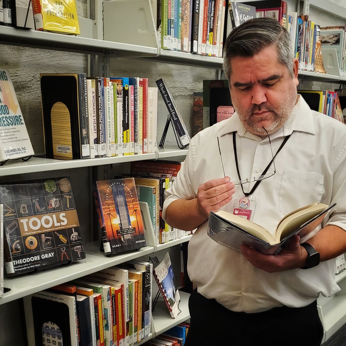 PhxLibrary's tweet image. Happy #LibraryShelfieDay! 📚🤳 Phoenix Public Library staff went into the stacks to snap celebrate. Show your love for books &amp;amp; the bookshelf today. Take a look! #Shelfie #JustReadPPL #PhoenixPublicLibrary #Phoenix #PHX