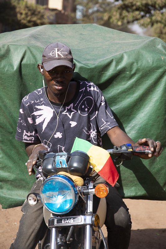 Hamdia_picture's tweet photo. “Coupe D'Afrique des Nations de football 2023”
Les taxi motos, les vendeurs ambillants sur motos et sur bicyclette sont des supporteus engagée💪.
#documentaryphotography #can2023🇨🇮🏆⚽️ #fotball #coupafrique2024 #nations #afpphoto #anadoluimages #reportagephotography. https://t.co/t9GKTWPiMQ